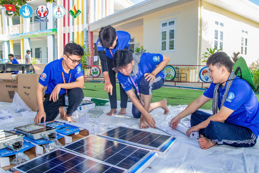 Các bạn thanh niên tình nguyện cùng nhau lắp đèn năng lượng mặt trời của Mifidi